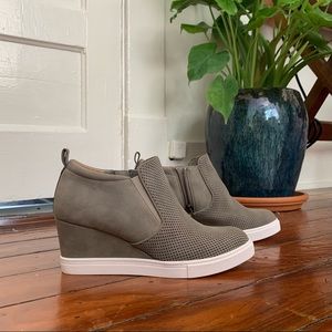 Susina — Woman’s Areya Wedged Sneaker